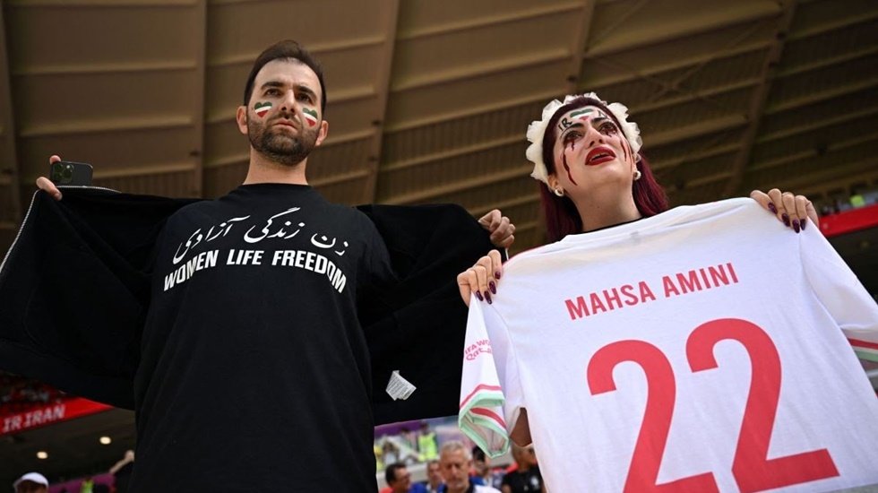 Mahsa Amini'yi anan İran taraftarının formasına Katar polisi el koydu
