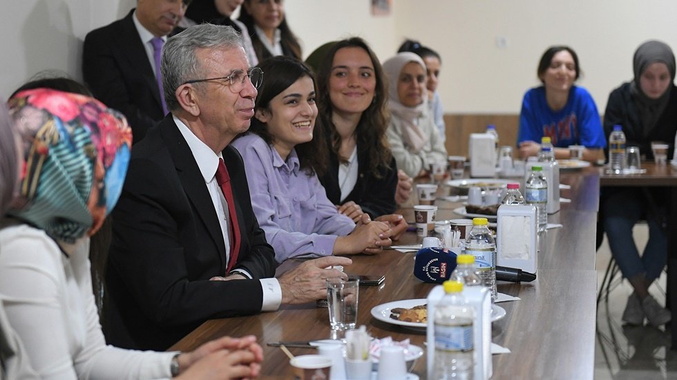 Mansur Yavaş &lsquo;Ge&ccedil;ici Barınma Merkezleri&rsquo;ndeki gen&ccedil;lerle buluştu