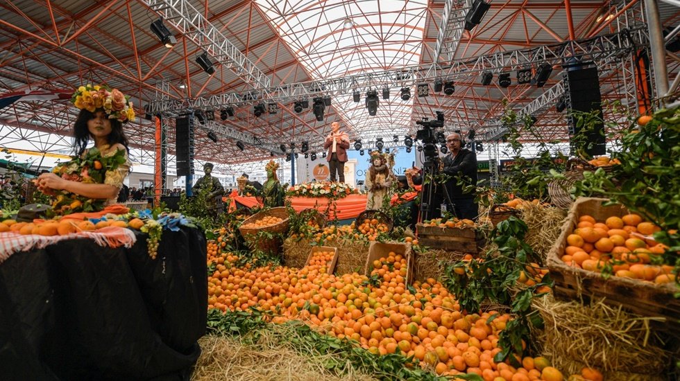 Seferihisar Mandalina Şenliği, 22. kez renkli g&ouml;r&uuml;nt&uuml;lerle başladı...