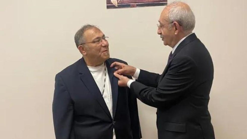 S&ouml;z yazarı CHP'ye ge&ccedil;ince Erdoğan sahneye &ccedil;ıkış şarkısı da değişti...