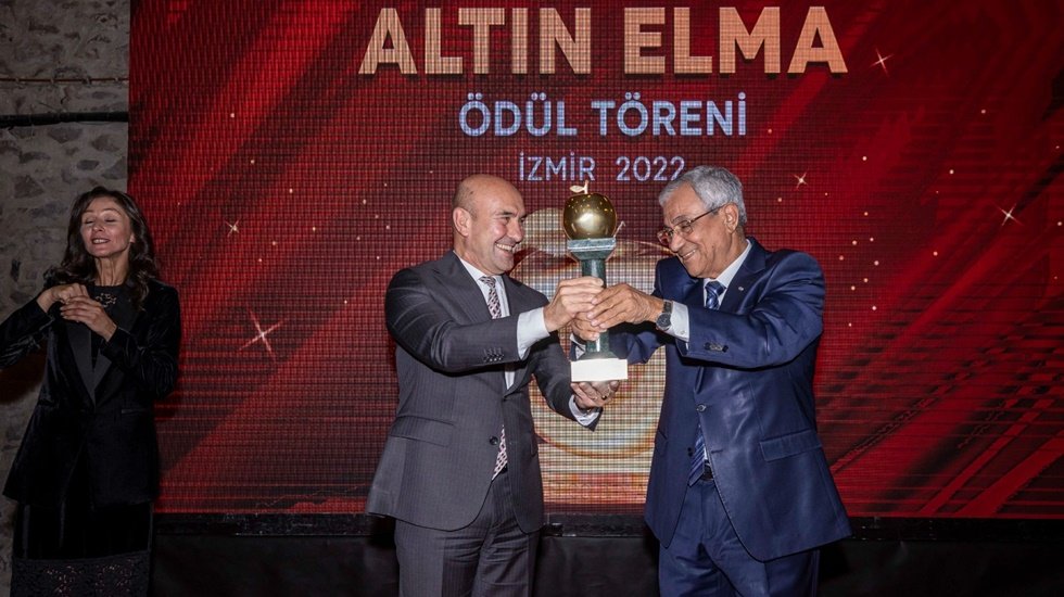Turizmin Oscarı &lsquo;Altın Elma&rsquo; İzmir B&uuml;y&uuml;kşehir Belediyesinin
