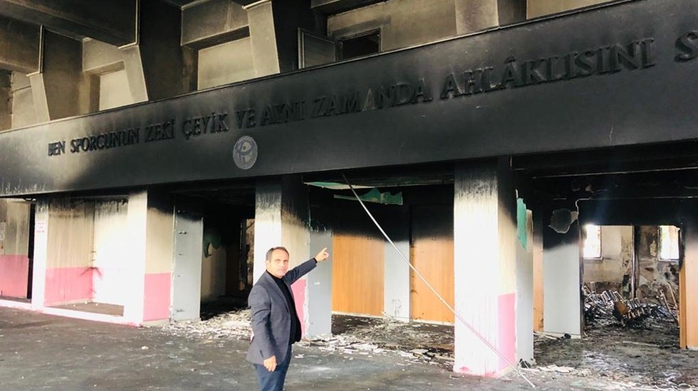 Vatandaşların spor yapacağı salon vurdumduymazlık y&uuml;z&uuml;nden k&uuml;le d&ouml;nd&uuml;...