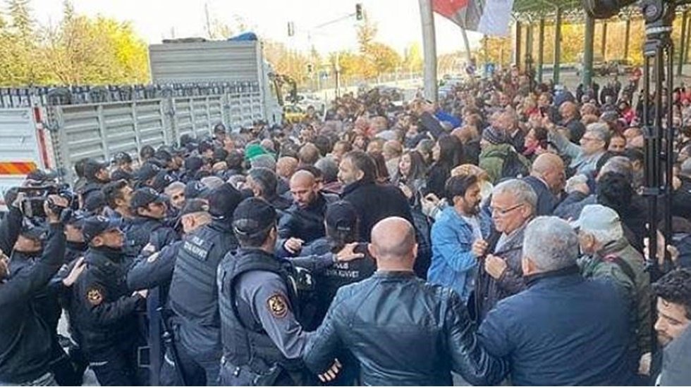 Yasa d&uuml;zenlemesi Meclisteyken, Alevi yurttaşlar Meclis kapısında polis dayağı yedi