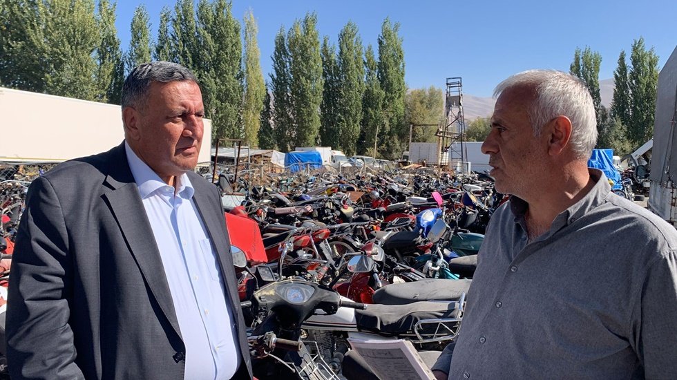 Yediemin depolarındaki ara&ccedil;lar a&ccedil;ık alanlarda &ccedil;&uuml;r&uuml;yor...