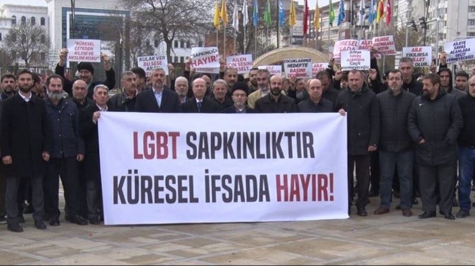 6 yaşındaki &ccedil;ocuğunun istismarına sessiz kalanlar LGBTİ karşıtı basın a&ccedil;ıklaması yaptı...