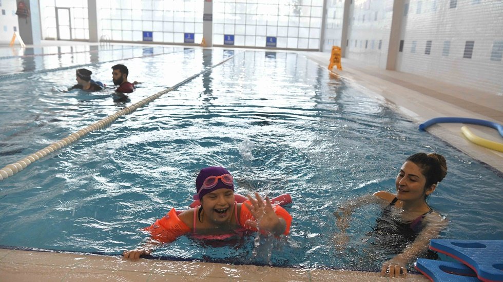 ABB&rsquo;den down sendromlu &ccedil;ocuklar i&ccedil;in y&uuml;zme kursu