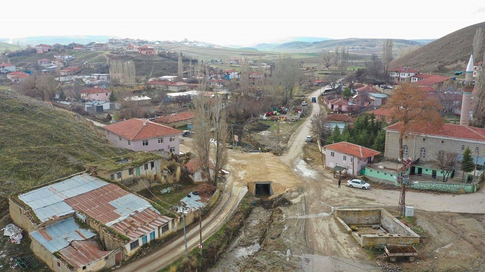 ABB K&ouml;y kasaba her yerde menfez ve dere ge&ccedil;iş k&ouml;pr&uuml;s&uuml; &ccedil;alışmalarını s&uuml;rd&uuml;r&uuml;yor
