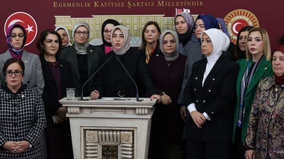 D&ouml;rt muhalif parti Erdoğan'ın 't&uuml;rban serbestisi'ne anayasa değişikliği i&ccedil;in şartlı 'evet' dedi