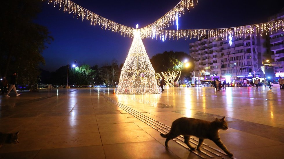 Antalya yeni yıla ışıl ışıl girmeye hazırlanıyor...