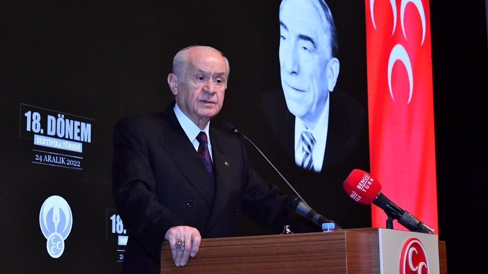 Bah&ccedil;eli: "Bug&uuml;n ki siyasi muhalefetin ahlakı donmuş ve &ccedil;atlamıştır"