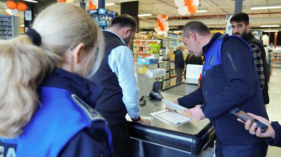 Beylikdüzü’nde zabıta ekiplerinden market denetimi