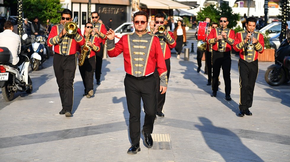 B&uuml;y&uuml;kşehir Bandosu tekrar vatandaşlarla buluştu