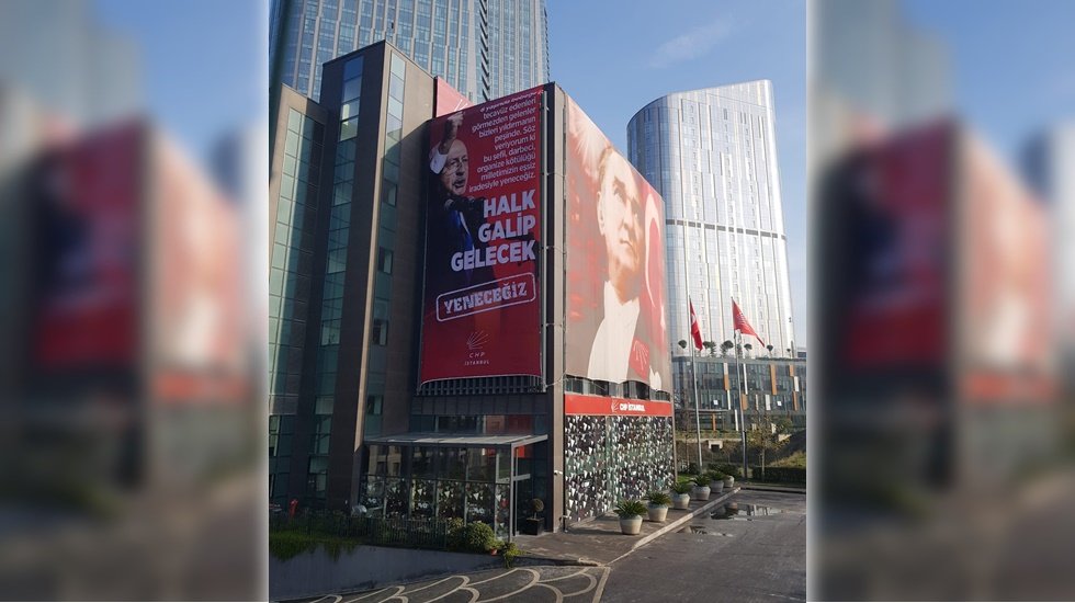 CHP İstanbul İl Başkanlığı binasına dev 'Kılı&ccedil;daroğlu' pankartı