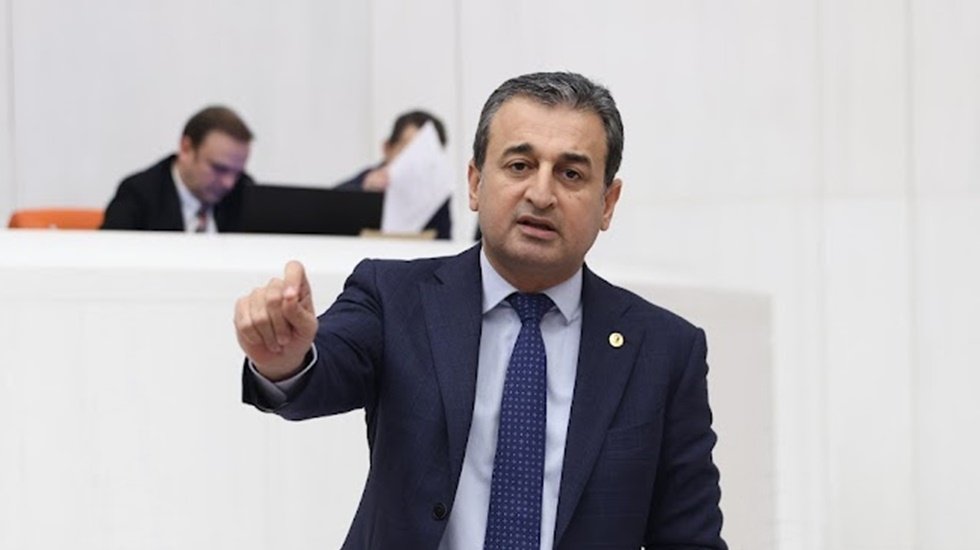 CHP&rsquo;li Bulut'tan Bakan Kurum'a: 'Laf yetiştireceğim diye komik duruma d&uuml;şme'