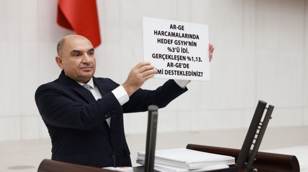 CHP&rsquo;li Tarhan&rsquo;dan sessiz protesto