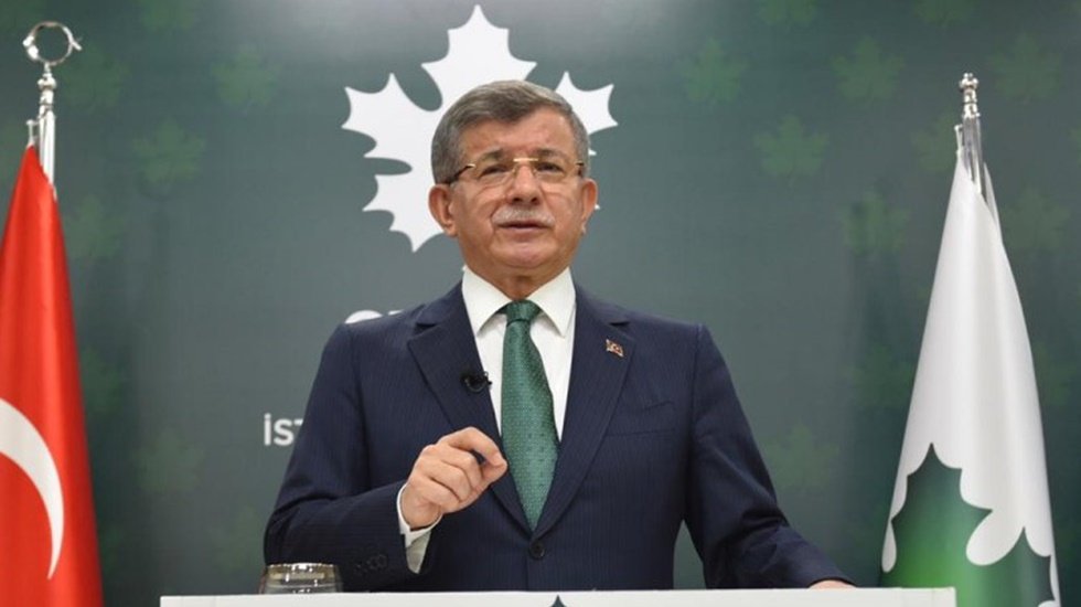 Davutoğlu: &ldquo;Cumhurbaşkanının arkasında duracağız, &uuml;st&uuml;nde değil&rdquo;