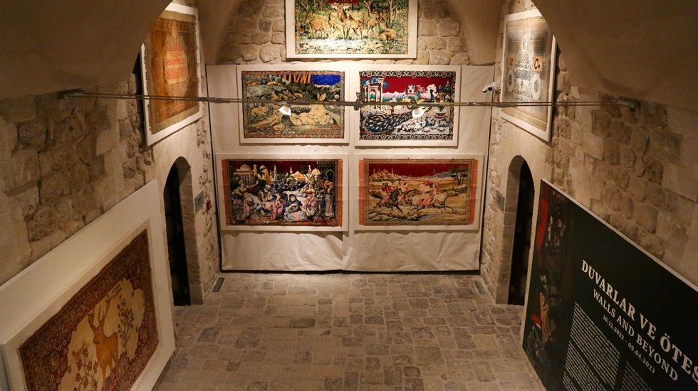 "Duvarlar ve &Ouml;tesi Sergisi" Sakıp Sabancı Mardin Kent M&uuml;zesi&rsquo;nde A&ccedil;ıldı