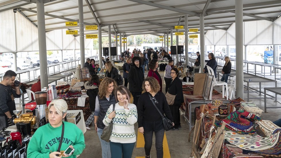 Ge&ccedil;mişe a&ccedil;ılan kapı antika pazarı&hellip;