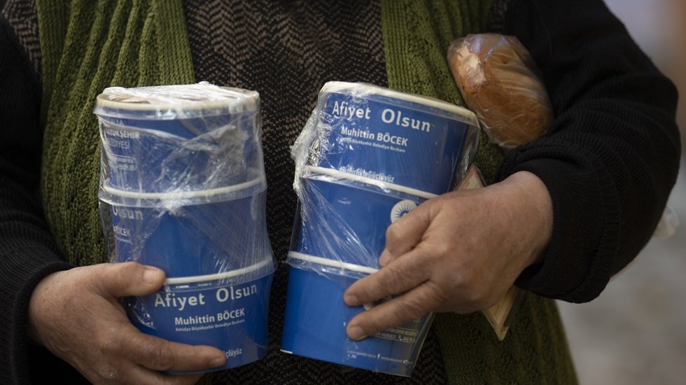 G&uuml;nde iki &ouml;ğ&uuml;n, &uuml;&ccedil; &ccedil;eşit yemek evlere servis ediliyor