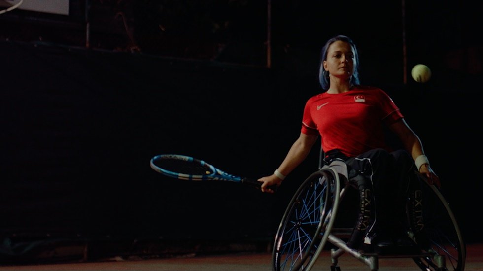 İlk kadın paralimpik tenis&ccedil;i B&uuml;şra &Uuml;n&rsquo;&uuml;n hayatı belgesel oldu