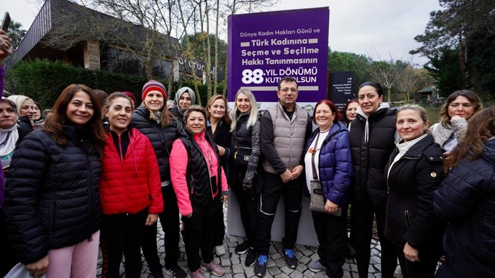 İmamoğlu çifti seçme ve seçilme hakkının tanınmasının 88. Yıldönümünde kadınlarla yürüdü