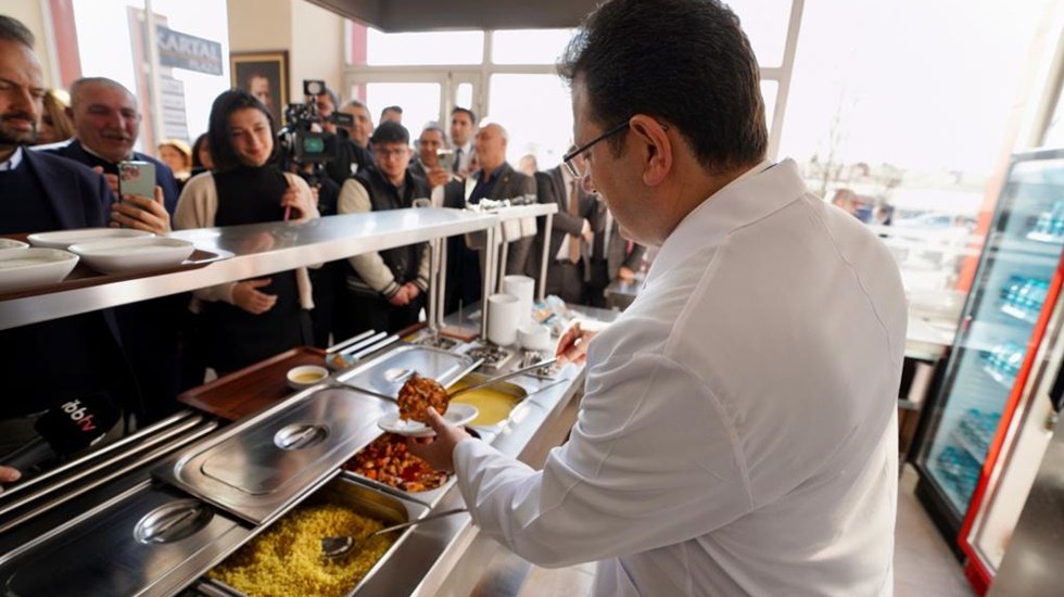 İmamoğlu, Kent Lokantası’nda yemek servisi yaptı...