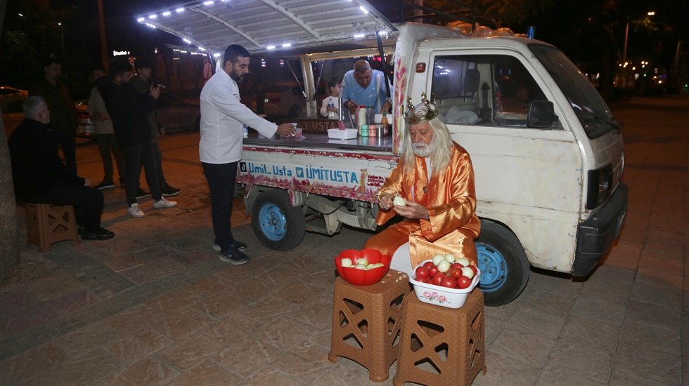 İnsanlık tezgahta buluştu. &lsquo;Adana kralı&rsquo; soğan doğradı