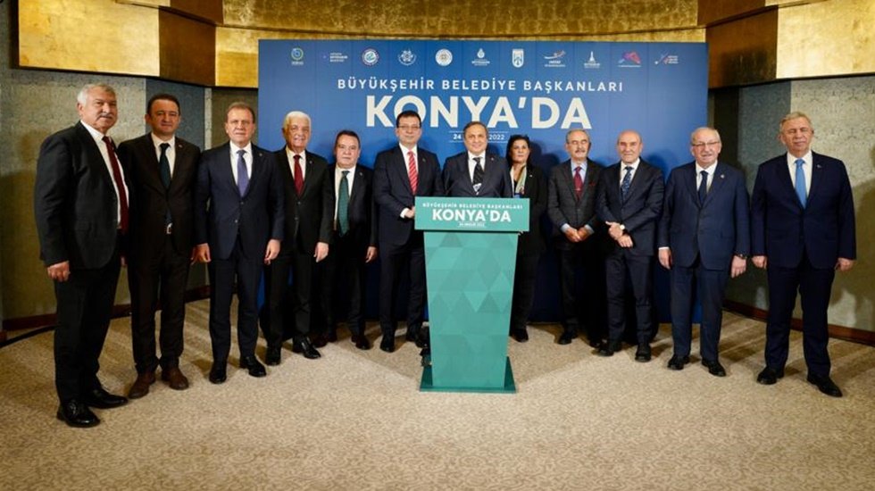 Konya&rsquo;da toplanan CHP'li 11 b&uuml;y&uuml;kşehir belediye başkanından ortak bildiri
