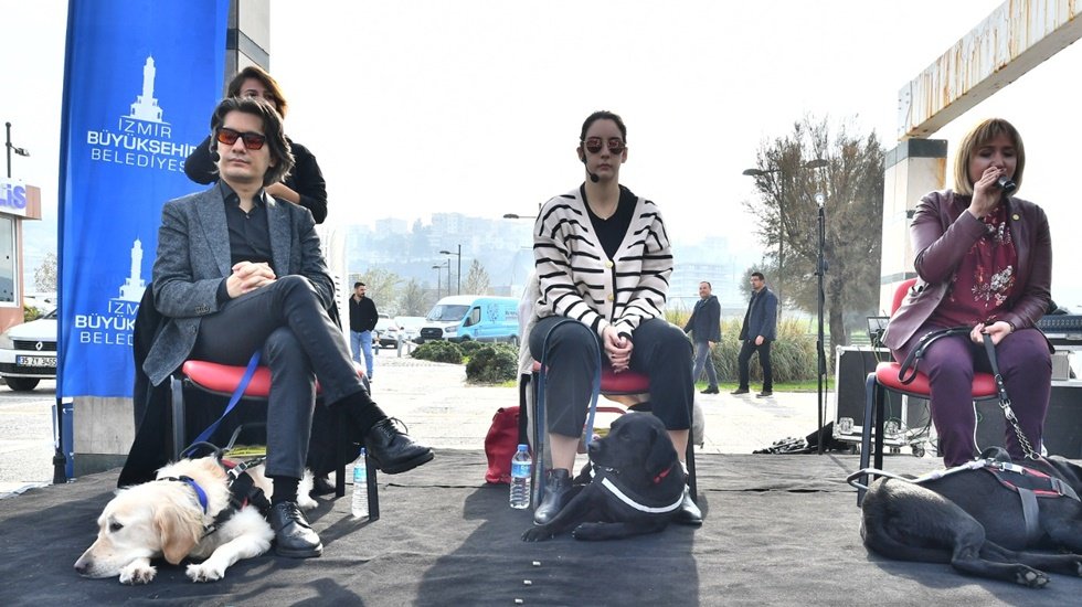 Rehber k&ouml;pekler toplu ulaşımda: Can dostlar hayatı kolaylaştırıyor