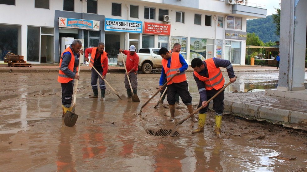 Sel felaketinin d&ouml;rd&uuml;nc&uuml; g&uuml;n&uuml;nde sel b&ouml;lgesinde &ccedil;alışmalar s&uuml;r&uuml;yor...