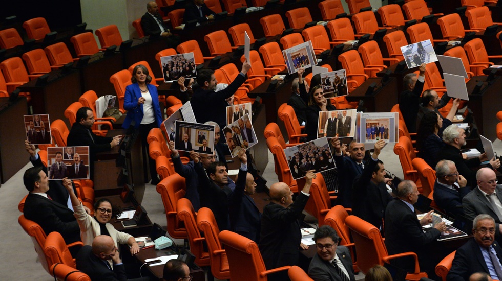 TBMM&rsquo;de 'D&uuml;zeni bozan' vekile maaş kesintisi ve giriş yasağı g&uuml;ndemde!