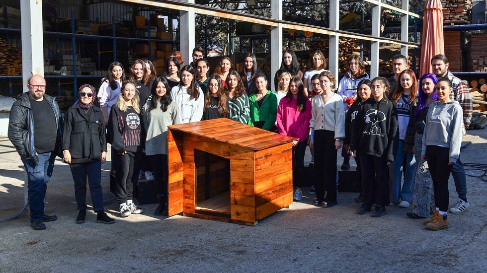 &Uuml;niversitesi &ouml;ğrencilerinin &uuml;rettiği k&ouml;pek kul&uuml;beleri dağıtıldı