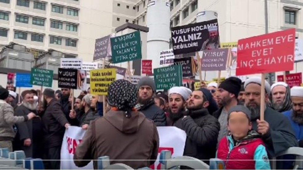 6 yaşında evlendirme davasına sanıklara destek i&ccedil;in &ccedil;ocukları da getirdiler!