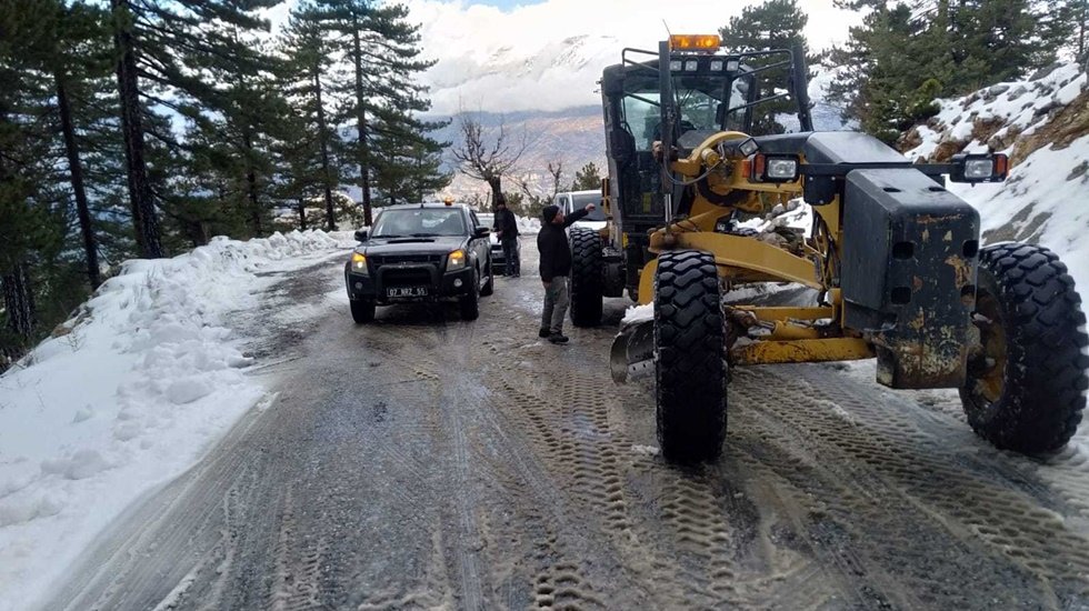 Antalya B&uuml;y&uuml;kşehir ekipleri karla m&uuml;cadeleye erken başladı...