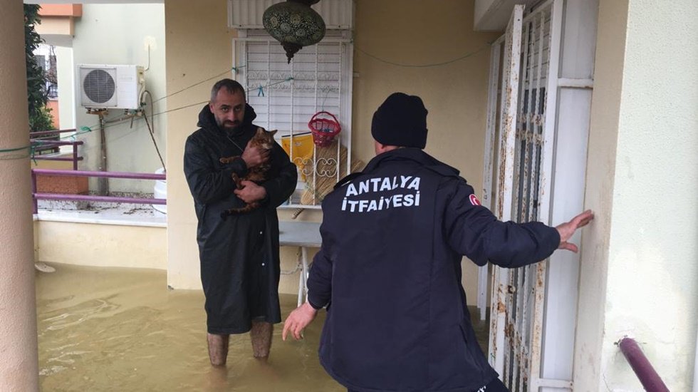 Antalya B&uuml;y&uuml;kşehir ekipleri teyakkuzda&nbsp;