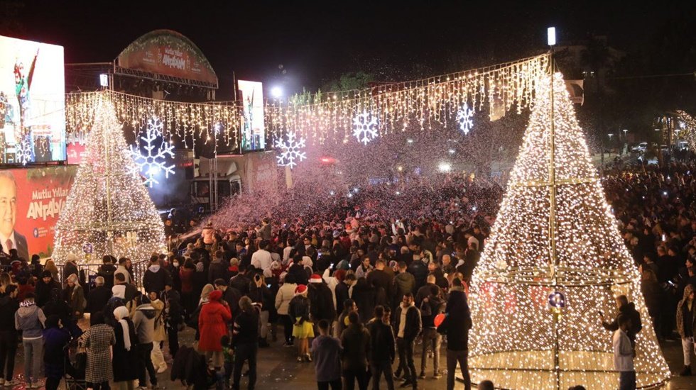 Antalyalılar 2023&rsquo;&uuml; Cumhuriyet Meydanı&rsquo;nda karşıladı&nbsp;
