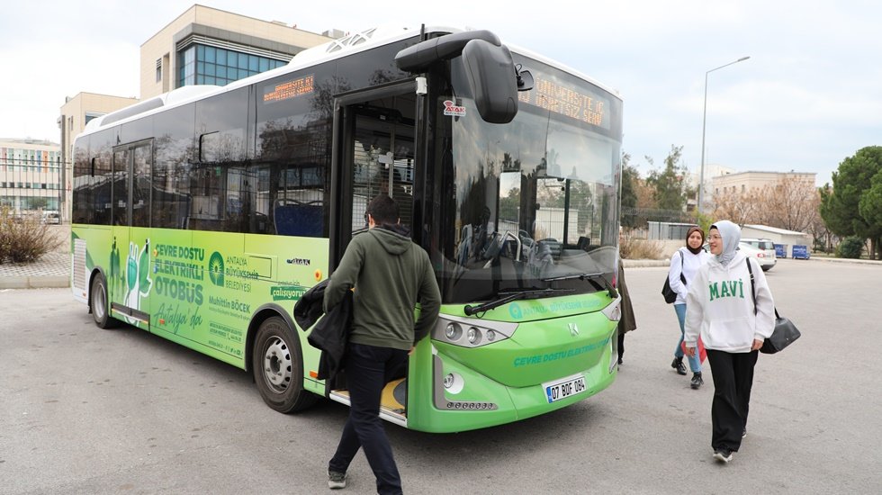&Ccedil;evre dostu elektrikli otob&uuml;sler &uuml;cretsiz olarak &ouml;ğrencilerin hizmetinde