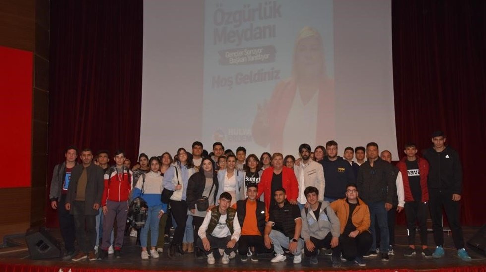 Ceyhanlı gen&ccedil;ler &ldquo;&Ouml;zg&uuml;rl&uuml;k Meydanı&rdquo;nda buluştu