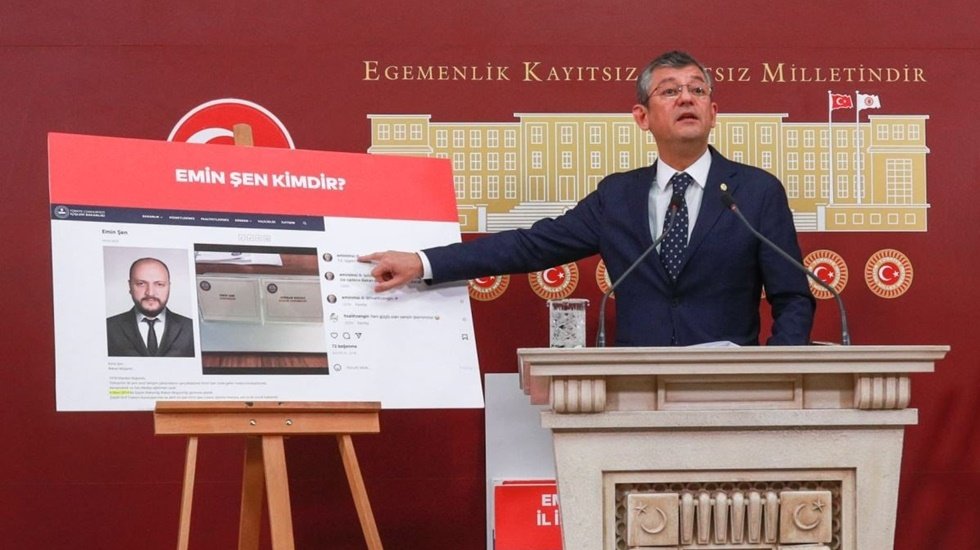 CHP Grup Başkanvekili &Ouml;zg&uuml;r &Ouml;zel, Bakan Soylu&rsquo;nun trol ağını belgeleriyle a&ccedil;ıkladı...