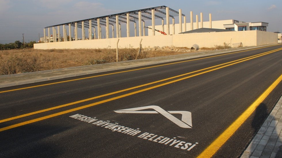 CHP'li Belediye Otobanda olmayan yolları mahalleye yaptı