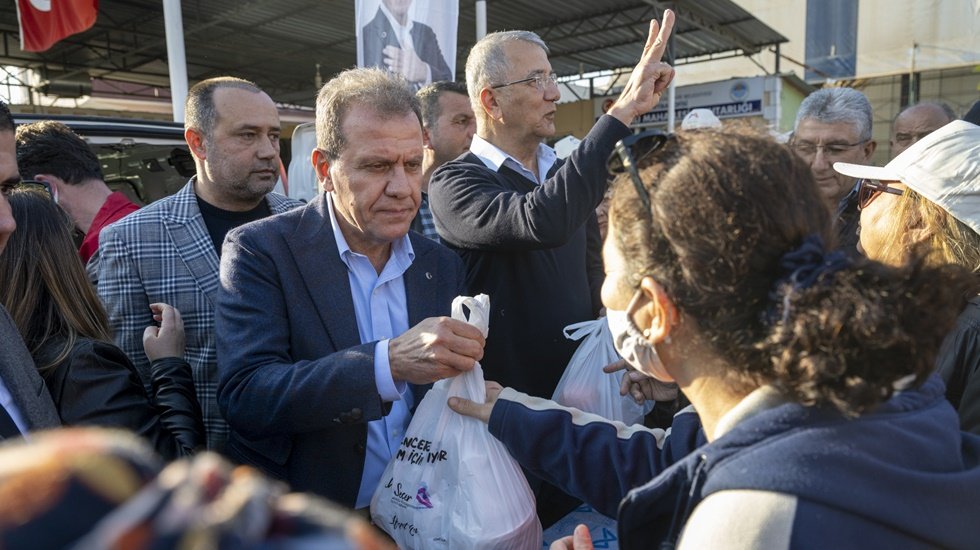 Dağıtımın başına ge&ccedil;en Başkan Se&ccedil;er vatandaşlara yemek dağıttı...