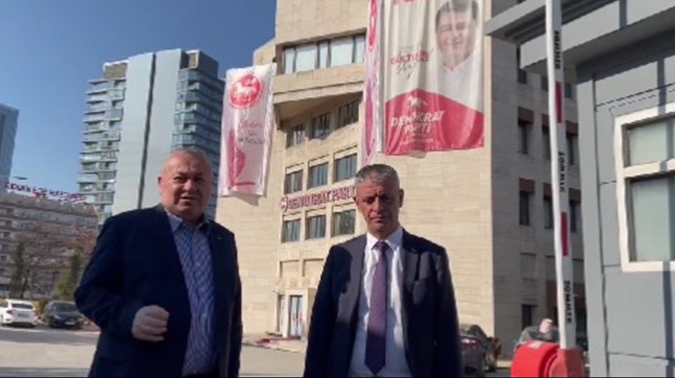 Demokrat Parti &ouml;n&uuml;ndeki polisler &ccedil;ekildi, Cemal Enginyurt'tan Bakan Soylu'ya sert tepki