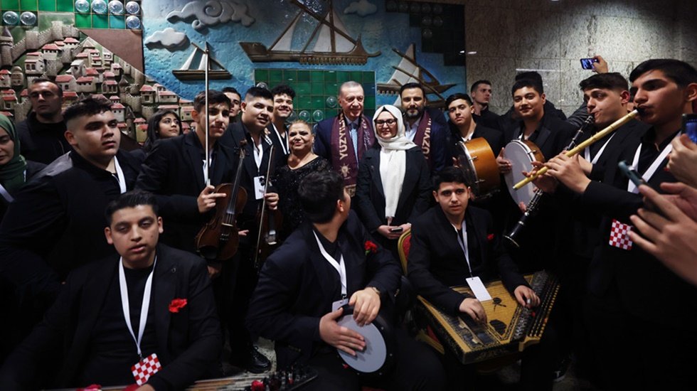 Erdoğan'da oy kaygısı başladı: Bu kez m&uuml;jdeyi Roman yurttaşlara verdi