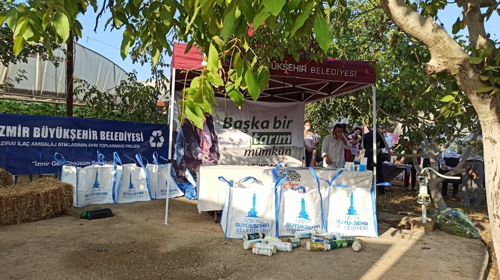 Geri d&ouml;n&uuml;ş&uuml;m seferberliği kapsamında zirai ambalaj atıklarını toplayan &uuml;reticiye g&uuml;bre desteği