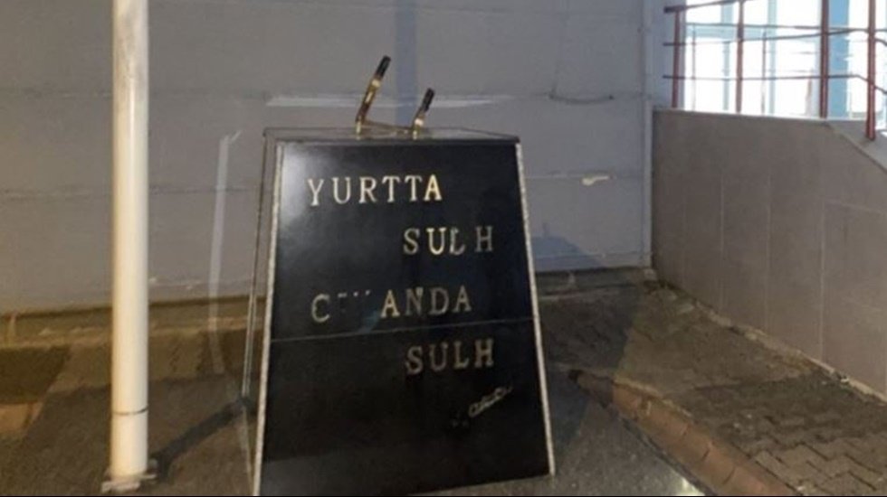 Gerici protesto İsve&ccedil; yarine Atat&uuml;rk b&uuml;stlerini hedef aldı