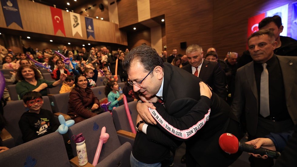 İmamoğlu:  "Bütün dünya çocukları mutlu olsun istiyoruz"