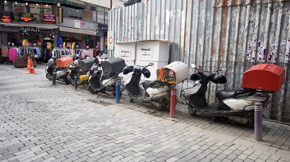Kadıköy’de kaldırımlarda yaya geçişini engelleyen motosikletlere göz yumulmayacak