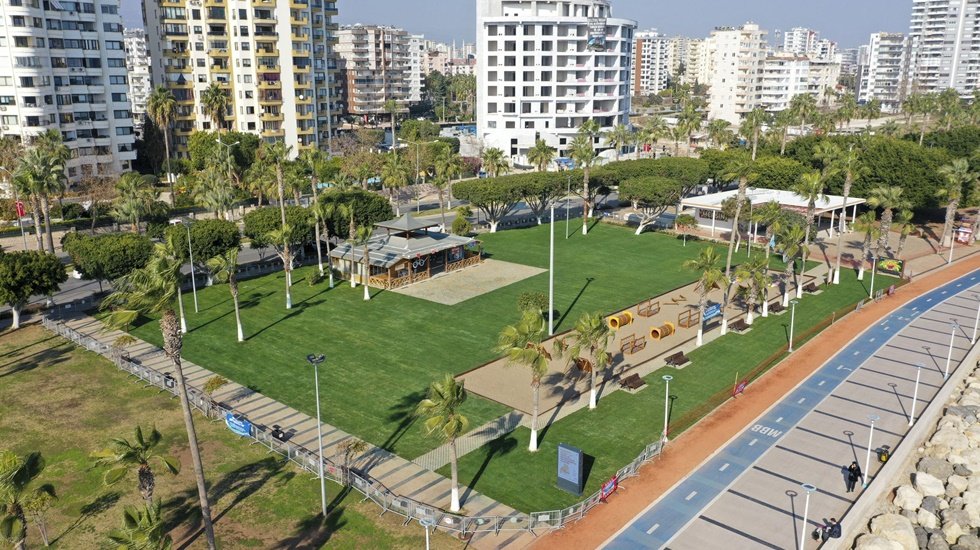 K&uuml;lt&uuml;r Park sahilde yer alan &lsquo;Survivor Eğlence Parkı&rsquo;ndaki yenileme &ccedil;alışmaları tamamlandı
