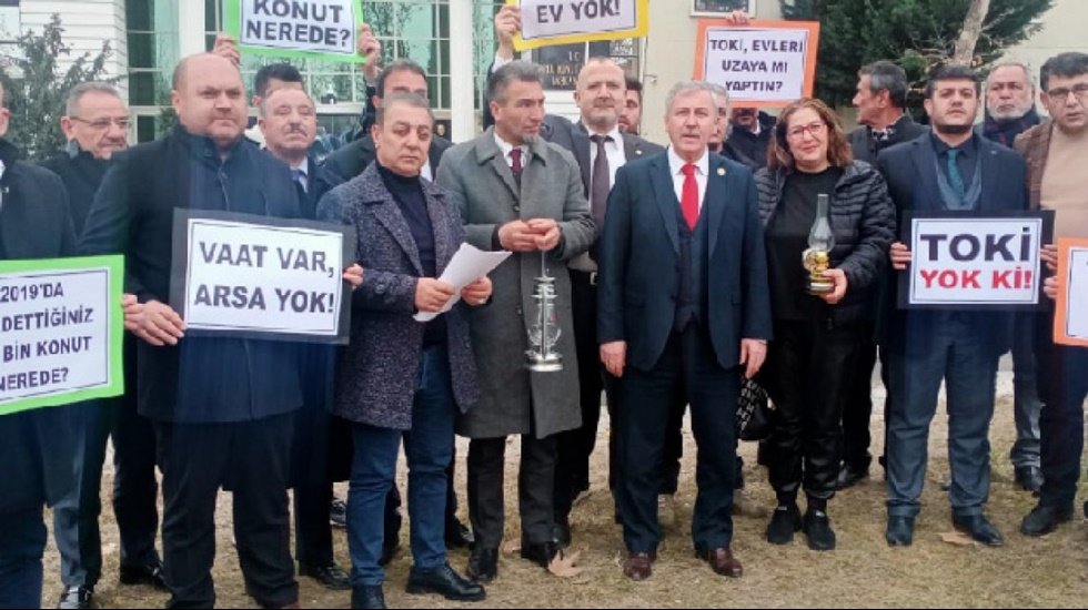 Sel&ccedil;uk &Ouml;zdağ&rsquo;dan &nbsp;&ldquo;100 bin konut nerede&rdquo; eylemi