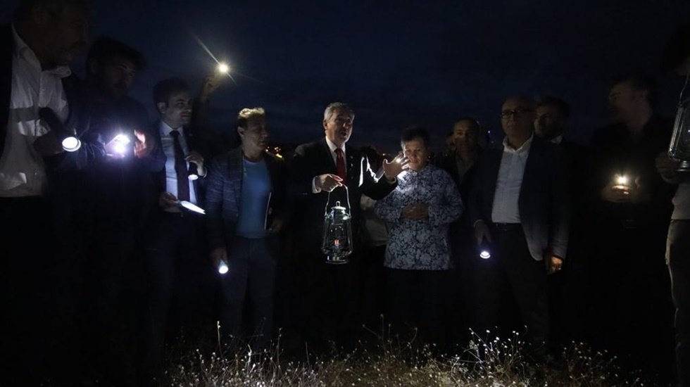 Sel&ccedil;uk &Ouml;zdağ elinde fenerle 2022'de bitirileceği vaat edilen TOKİ konutlarını aramıştı!